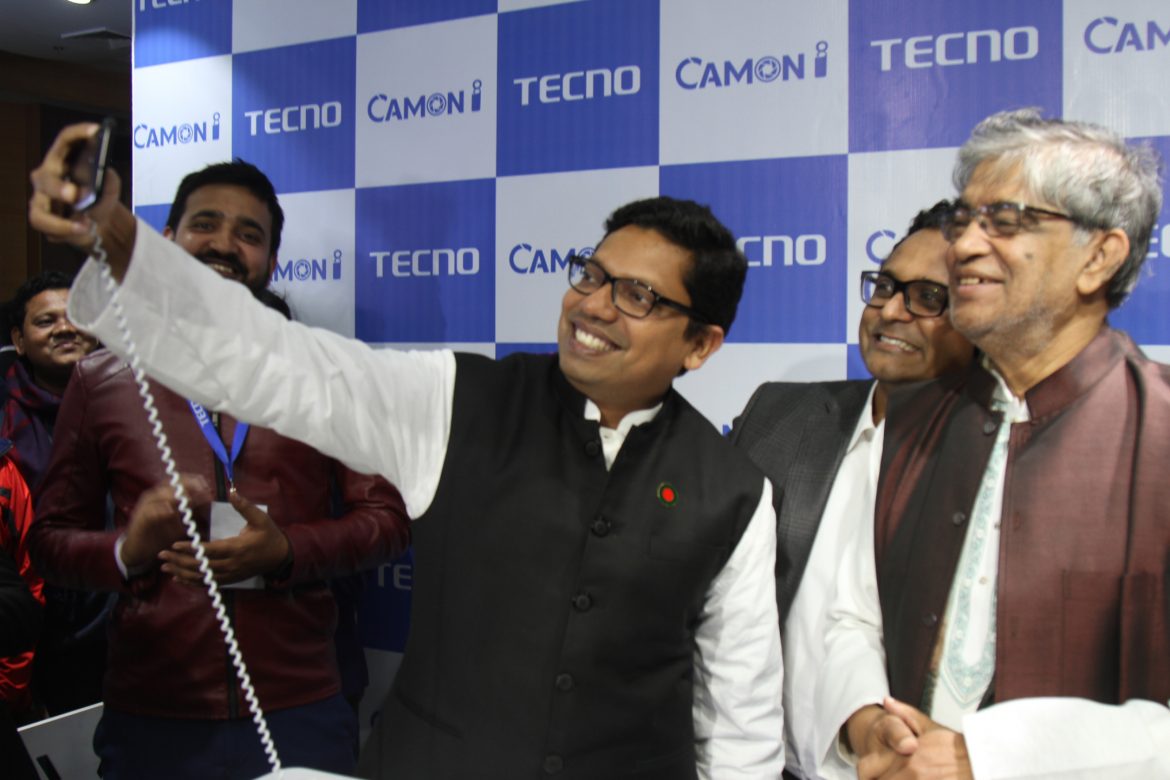 স্মার্টফোন ও ট্যাব মেলায় মোস্তাফা জব্বারের সঙ্গে পলকের সেলফি