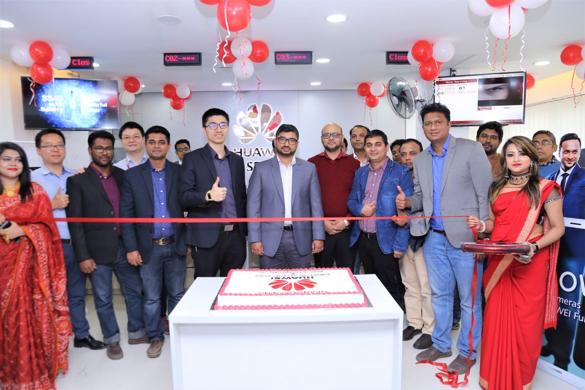 মিরপুরে হুয়াওয়ের বড় সার্ভিস সেন্টার চালু