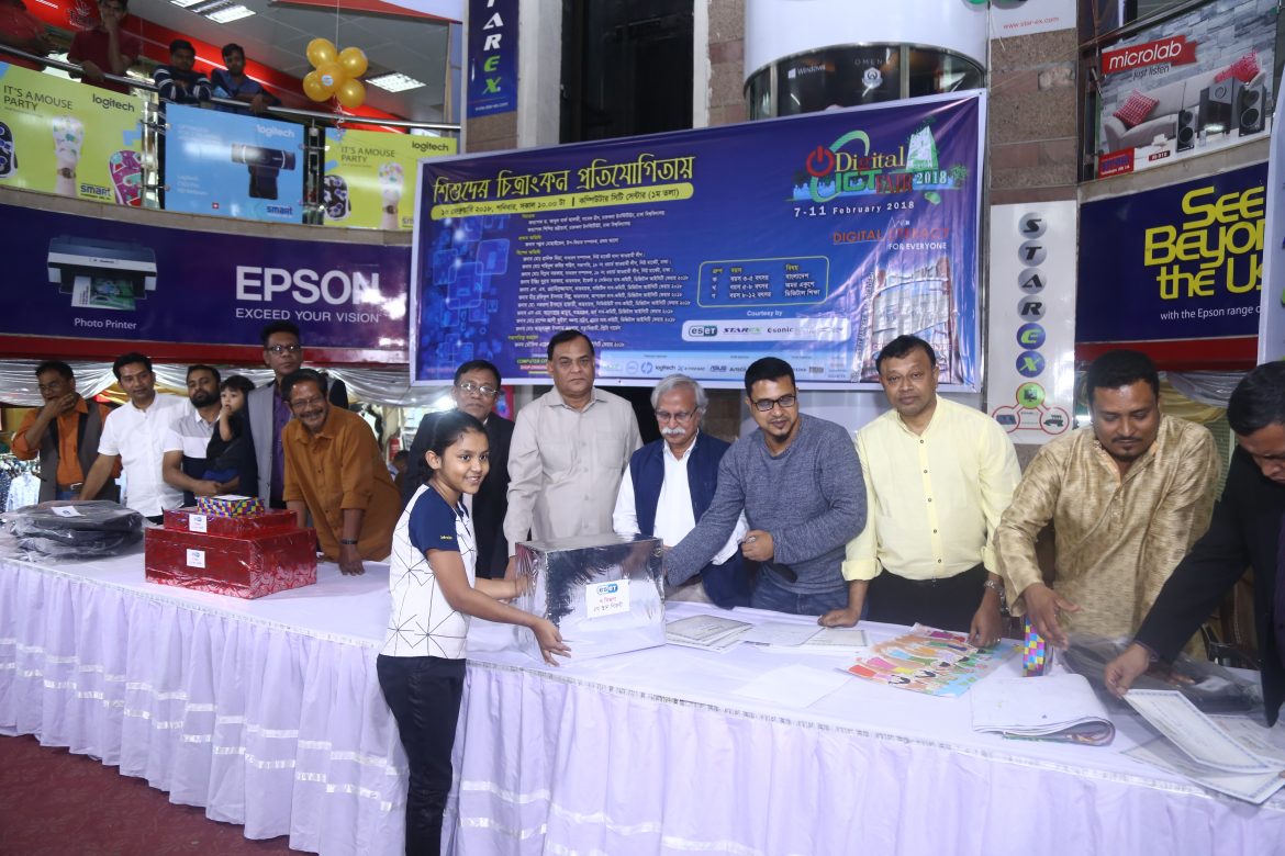 ডিজিটাল মেলায় ছবি আঁকল শিশুরা