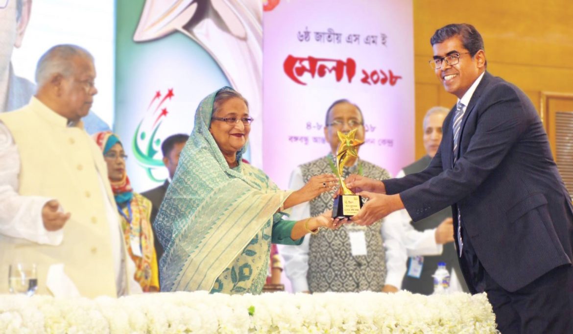 প্রধানমন্ত্রীর হাত থেকে বর্ষসেরা উদ্যোক্তার পুরস্কার নিলেন বিডিজবস প্রধান ফাহিম মাশরুর