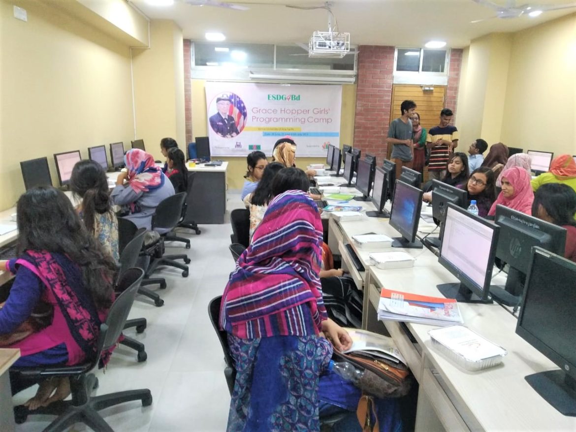 বিশ্ববাজারে দক্ষ প্রোগ্রামার হয়ে বাংলাদেশকে প্রতিনিধিত্ব করার অঙ্গীকার নারী শিক্ষার্থীদের