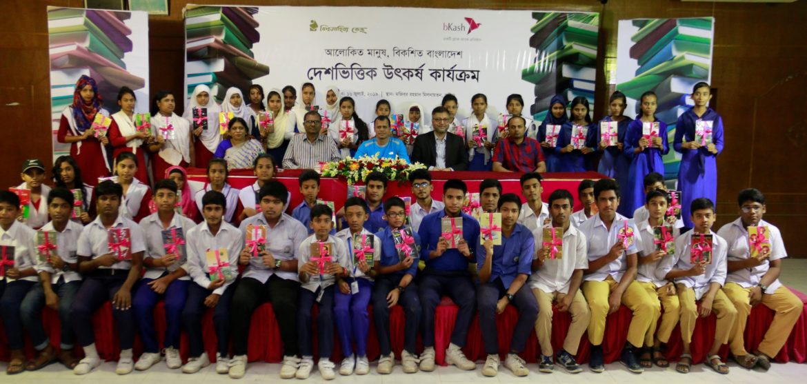কুষ্টিয়ায় শিক্ষার্থীদের মধ্যে বিকাশ-বিশ্বসাহিত্য কেন্দ্রের বই বিতরণ