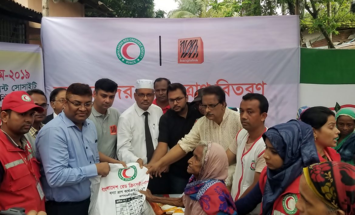 সুনামগঞ্জে বন্যার্তদের মাঝে বাংলালিংক-এর ত্রাণ বিতরণ